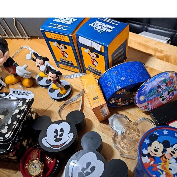 Very Vintage FABULOUS Mickey Mouse Watches, Bobble Heads, Weight, Cologne, Pins - Picture 7 of 15